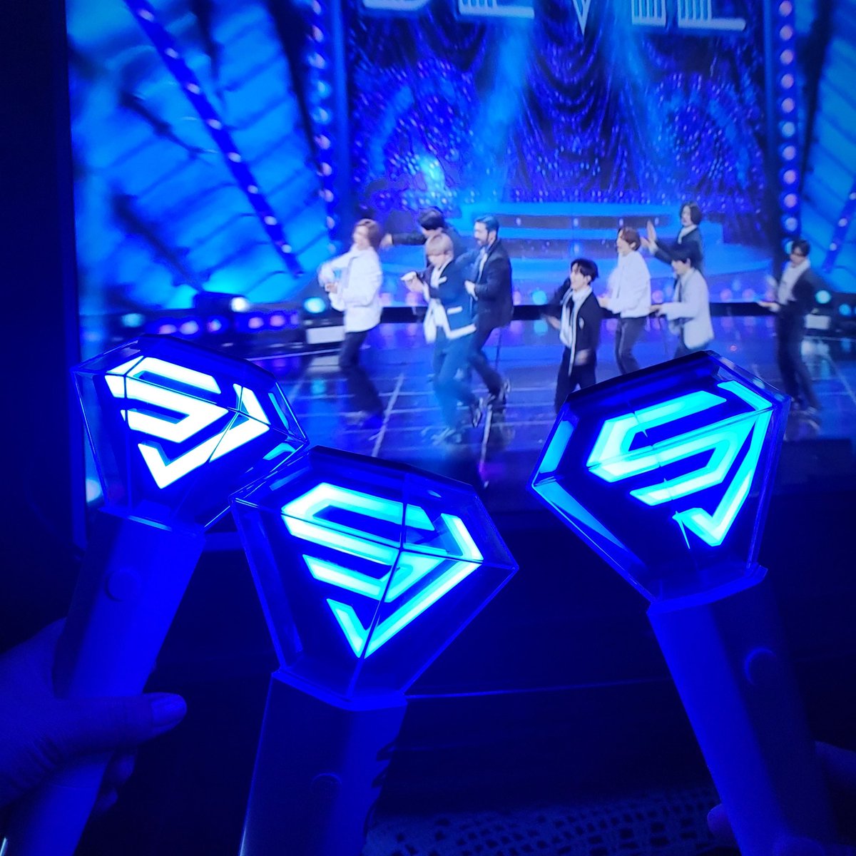 [PROYECTO]

¡Llenemos el mundo de azul zafiro! 💙 #ELF 🇵🇪💙, sube tus fotos saludando el aniversario de #SuperJunior y participarás de un video especial.

Usa los hashtags #1ts8lue_With_SUPERJUNIOR #1ts8lueAnniversary #1ts8lue

Y especialmente 
#1ts8lueTimewithELFPeru 🇵🇪