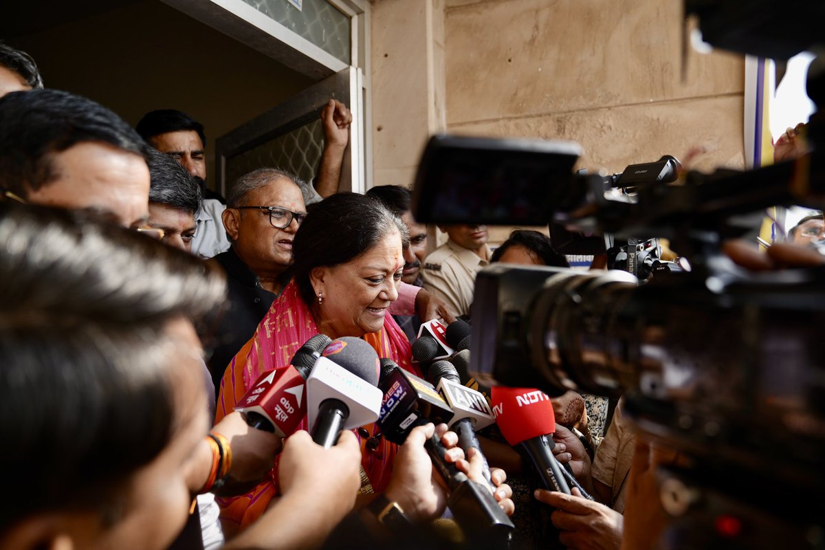VasundharaBJP's tweet photo. हमारा रिश्ता नेता और जनता का नहीं, बल्कि एक बेटी, बहन और मां का है। इसलिए झालावाड़ में इस बार फिर प्रचंड मतों से कमल खिलेगा और विकास की रफ्तार को दोगुनी गति मिलेगी!

#MeraJhalawar #BJP4Rajasthan #JaiJaiRajasthan https://t.co/CtGJbSXRfC