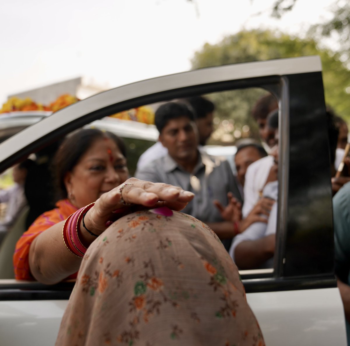 VasundharaBJP's tweet photo. हमारा रिश्ता नेता और जनता का नहीं, बल्कि एक बेटी, बहन और मां का है। इसलिए झालावाड़ में इस बार फिर प्रचंड मतों से कमल खिलेगा और विकास की रफ्तार को दोगुनी गति मिलेगी!

#MeraJhalawar #BJP4Rajasthan #JaiJaiRajasthan https://t.co/CtGJbSXRfC