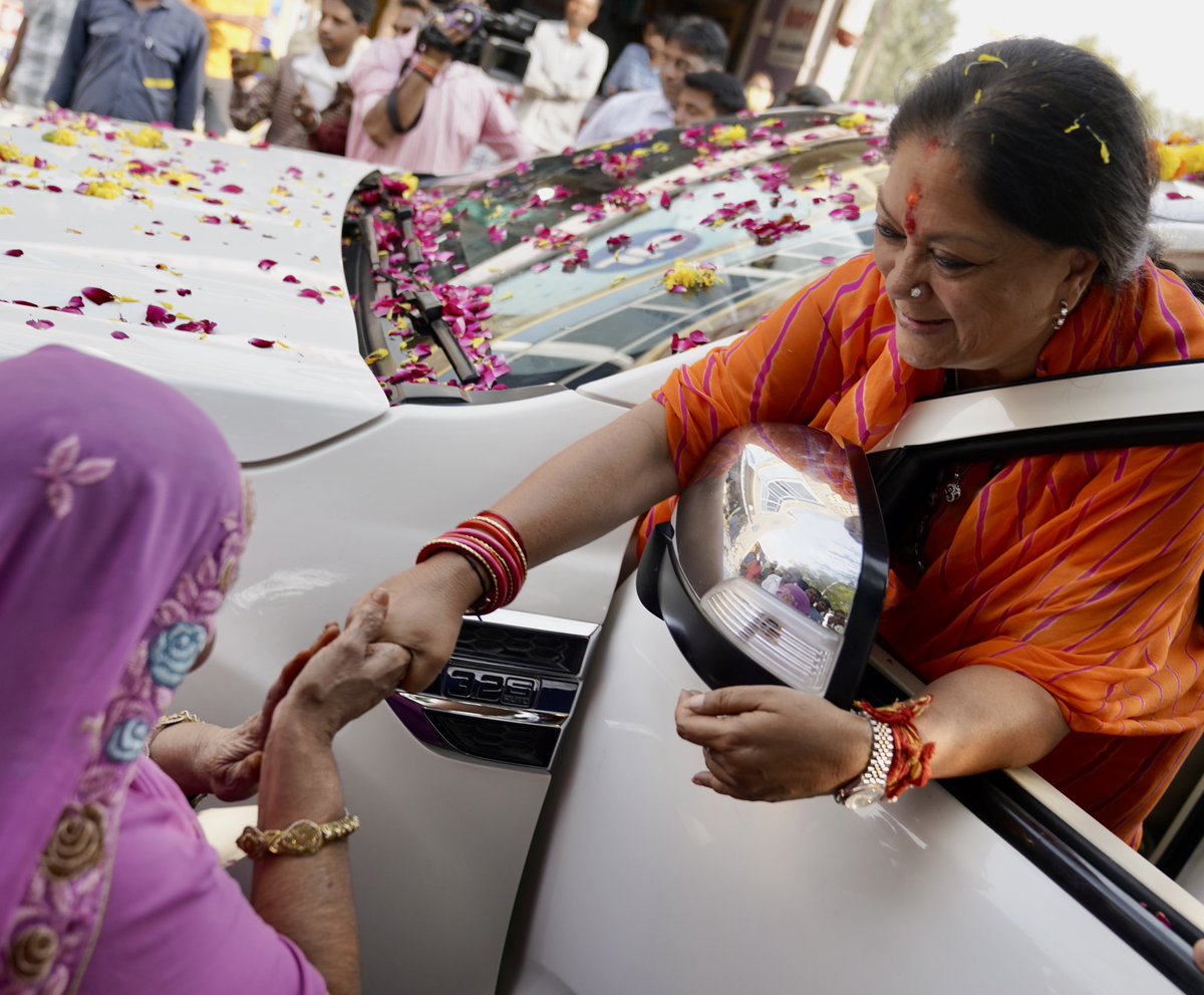 VasundharaBJP's tweet photo. हमारा रिश्ता नेता और जनता का नहीं, बल्कि एक बेटी, बहन और मां का है। इसलिए झालावाड़ में इस बार फिर प्रचंड मतों से कमल खिलेगा और विकास की रफ्तार को दोगुनी गति मिलेगी!

#MeraJhalawar #BJP4Rajasthan #JaiJaiRajasthan https://t.co/CtGJbSXRfC