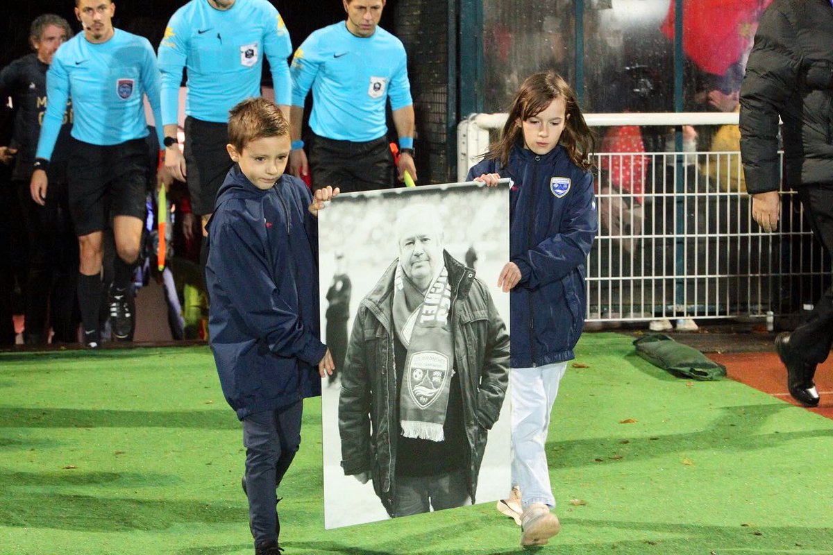 USAvrMSM_Off's tweet photo. Hier, nous avons également rendu un dernier hommage à notre président 🙏.
Un grand merci à tous d'avoir été là et un immense merci pour tout président 🫶🏾🕊️.

#usamsm #teamusamsm🔵⚪️ #football #hommage https://t.co/SDAT6KWFyR