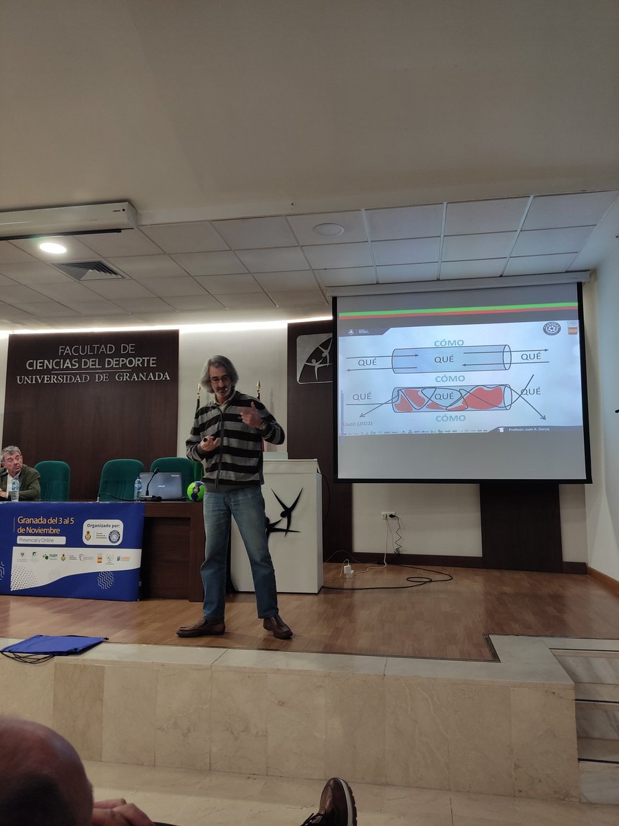 Ponencia muy interesante sobre la importancia del feedback en la comunicación entrenador-jugador. Espectacular <a href="/JuanGarciaBm/">Juan García</a> como siempre. 
Aplicable a la vida general, por cierto. <a href="/COINBA2019/">COINBA</a> #coinba23 #Granada