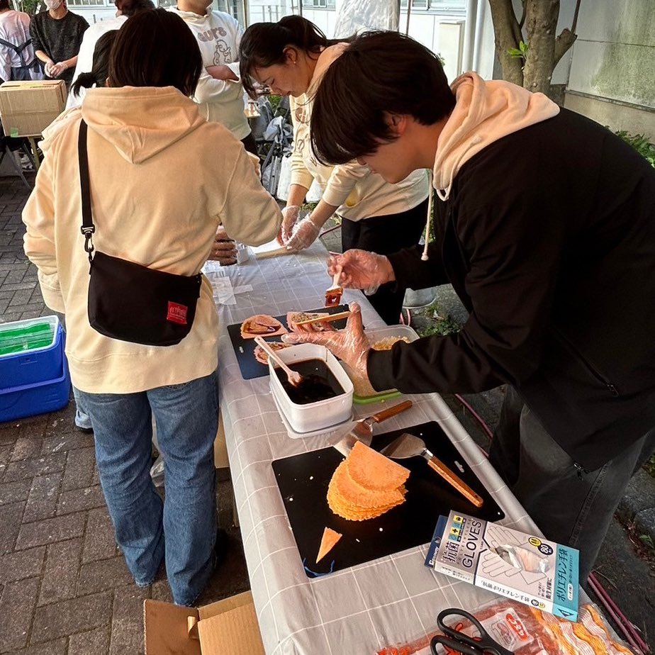 gundai_guits's tweet photo. こんにちは!Guit's(ギッツ)です🐣
10/28,29に行われた医学祭にて「たません」の出店とステージ演奏を行いました✨ご来場いただいた皆さん、ありがとうございました🙇♂️
🔥🔥部員のゆうたろうはミクスコンに出場しているので是非応援と投票よろしくお願いします!🔥🔥
#Guits #群大医学祭 https://t.co/nTOA9LTrbs