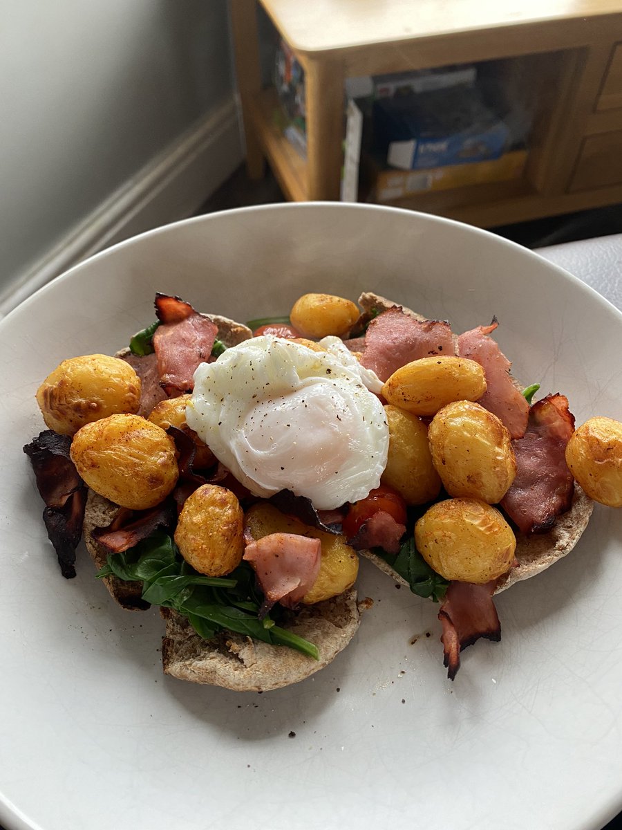 It’s food shop day so breakfast this morning was a thrown together concoction of what I had left in. I toasted a wholemeal pitta (HeB) and topped with spinach, ham, tomatoes, crispy potatoes and a poached egg. Syn free and hit the spot! #Slimmingworld #SWMagazineMakes