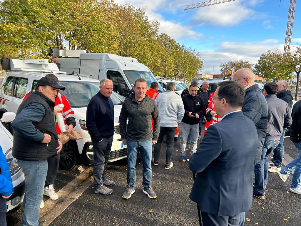 Nos agents mobilisés en solidarité avec le <a href="/finistere_29/">Département du Finistère</a>
À l'initiative de <a href="/ChauvinLionel63/">CHAUVIN Lionel</a> et dans le cadre de la solidarité nationale, 19 agents volontaires (Route/Environnement) sont partis ce matin pour aider à la réouverture des routes finistériennes après la tempête Ciaran.