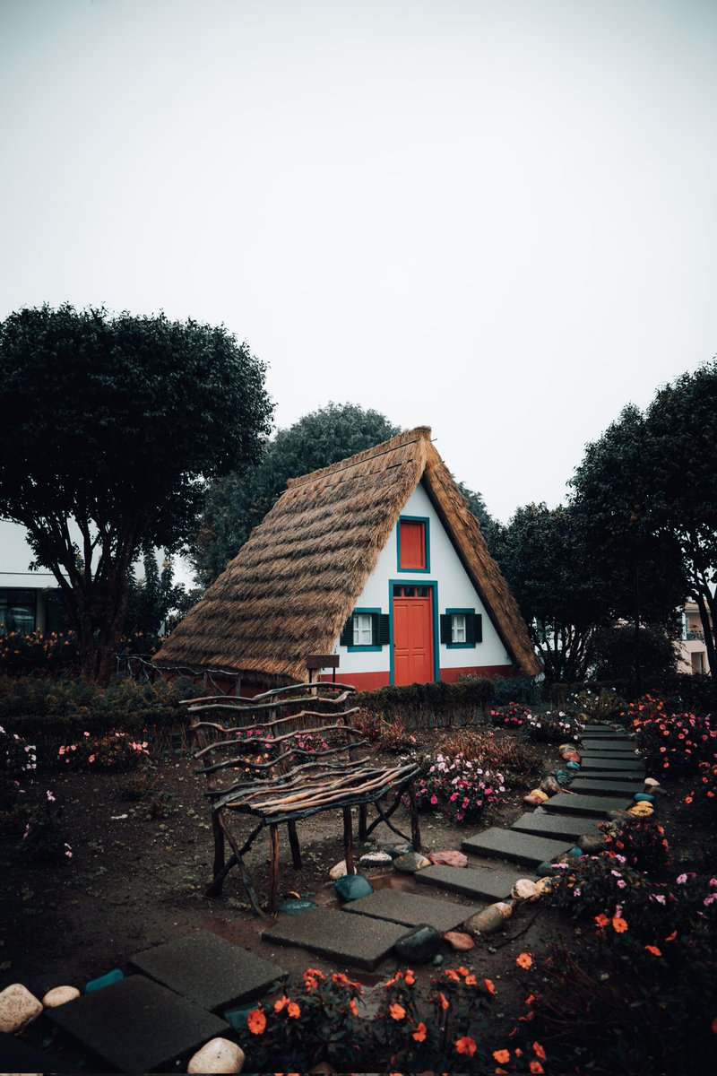 klovicevic's tweet image. "ᴏᴜʀ ʜᴏᴜsᴇ ɪɴ ᴛʜᴇ ᴍɪᴅᴅʟᴇ ᴏғ ᴛʜᴇ sᴛʀᴇᴇᴛ" - ᴍᴀᴅɴᴇss ᴏʀ ɴᴏᴛ?! 🤔

#madeira #santana #faial #portugal #canon