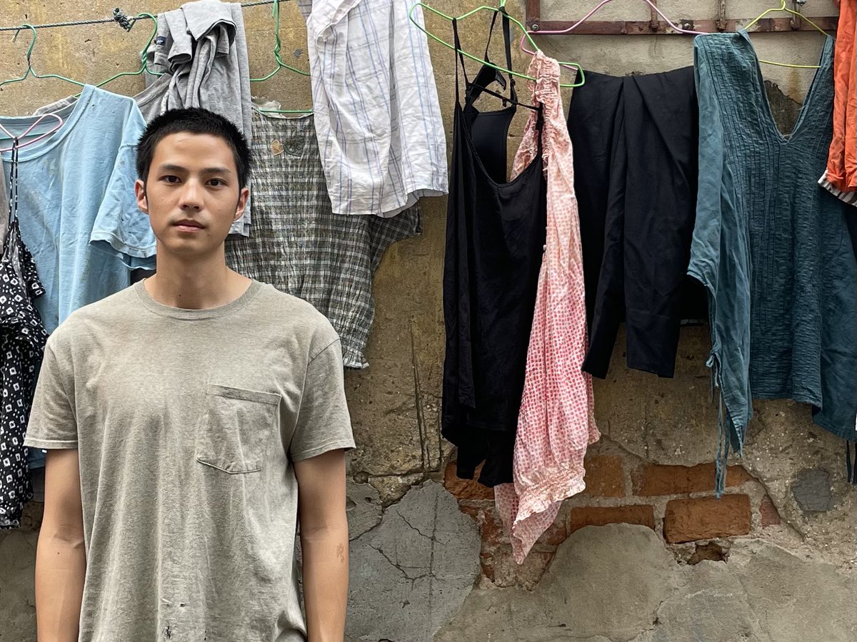 #RedLife
”เต๋อ”
-เราให้แบงค์เปลี่ยนจาก extrovert 
มาเป็น introvert เพื่อให้เข้ากับเต๋อ
-ฝึกเหม่อแบบในหัวว่างเปล่า เพราะอยากได้สายตานั้น
-ทำทุกอย่างให้ช้าลงเพราะตัวจริงเร็วกว่าเต๋อมาก
-  drop gesture ลงทั้งร่างกายและเสียง เพื่อไหล่ลู่และเสียงต่ำลง