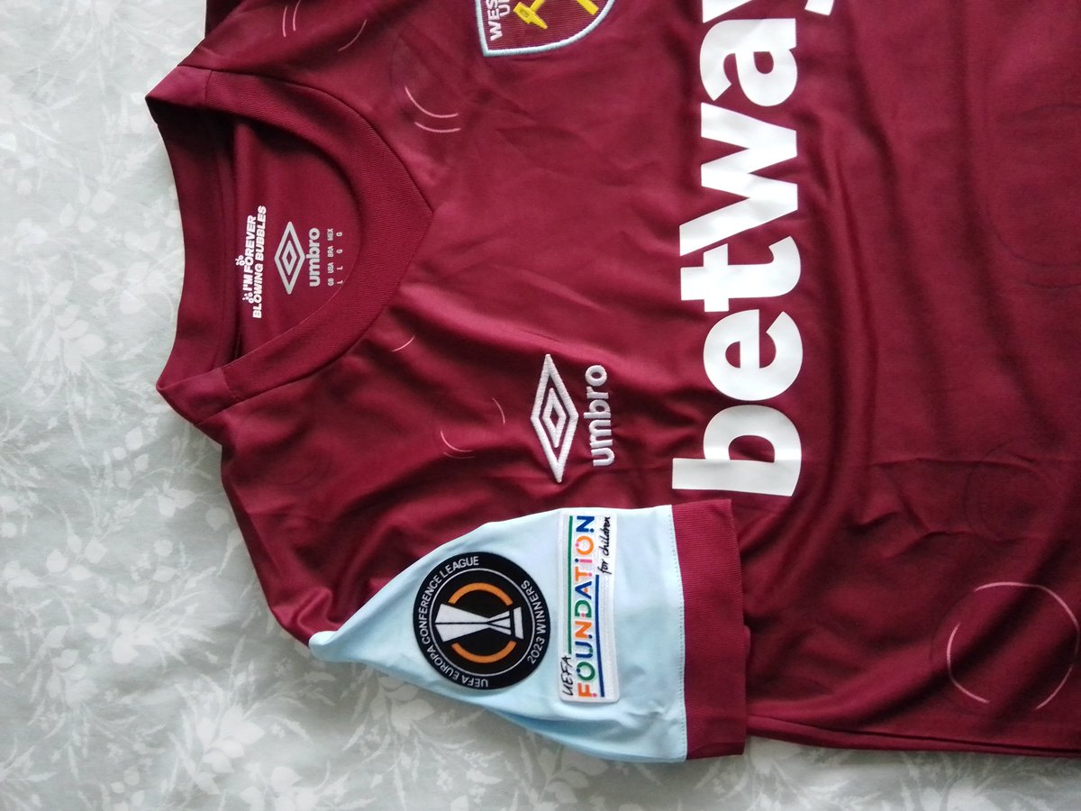 BoleynChair's tweet photo. @TheSullis Hi this came from dhgate with the wrong badge so I got the winner's badge for a fiver on eBay it fits perfectly over the other badge https://t.co/MQtFmX2pAY