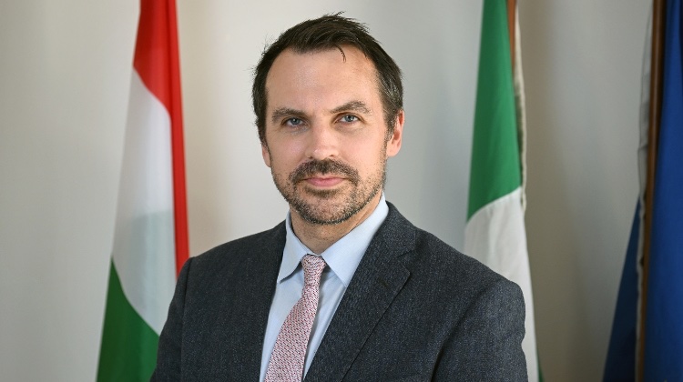 Ambassador of 🇮🇪 to 🇭🇺, 🇽🇰 & 🇲🇪 (@irlambhungary) on Twitter photo Looking forward to tonight's Bonfire Ball in aid of three terrific Hungarian charities. Before then, happy to speak to <a href="/XpatLoop/">XpatLoop News Hungary</a> about "failing better" at magyarül, living by green rivers, & where to find the best bread in Budapest. That & more 👉 xpatloop.com/interviews/202… Looking forward to tonight's Bonfire Ball in aid of three terrific Hungarian charities. Before then, happy to speak to <a href="/XpatLoop/">XpatLoop News Hungary</a> about "failing better" at magyarül, living by green rivers, & where to find the best bread in Budapest. That & more 👉 xpatloop.com/interviews/202…