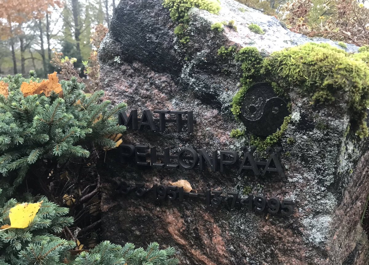 takalami76's tweet image. Tuli käytyä Hesoissa Malmin kalmistossa muistamassa edesmenneitä sukulaisia. Pari muutakin merkittävää hahmoa sai kynttilänsä. #peltsi #alexi