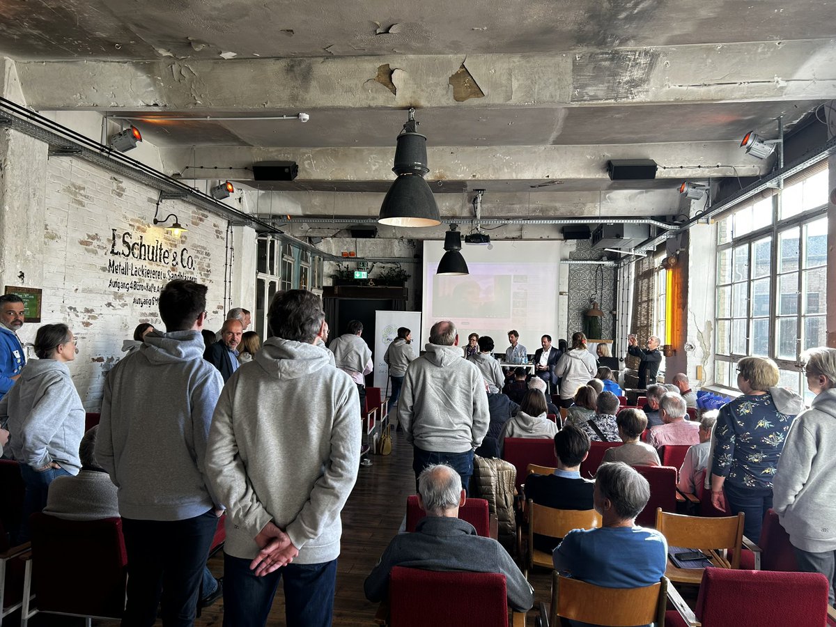 MadeleinaKay's tweet image. 1/ I’m at the @PulseofEurope conference in #Berlin today 🇪🇺🇩🇪 In possibly the most Berlinsche venue I have ever been in! 😅 And there is a really well behaved woof here 😍🐶 #PulseofEurope #TheFutureisEurope