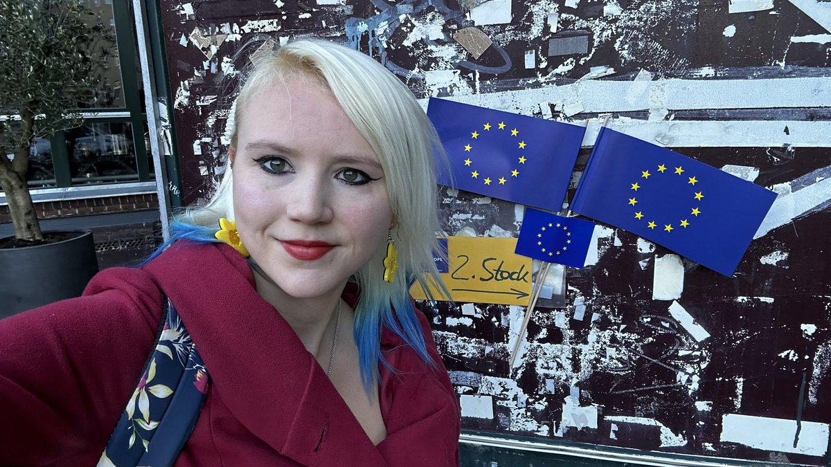 MadeleinaKay's tweet image. 1/ I’m at the @PulseofEurope conference in #Berlin today 🇪🇺🇩🇪 In possibly the most Berlinsche venue I have ever been in! 😅 And there is a really well behaved woof here 😍🐶 #PulseofEurope #TheFutureisEurope