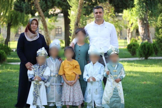 TutsakBebekler's tweet photo. Altı çocukları olan KHK’lı Abdülkadir Arslan ve Nurcan Arslan 30 Eylül’de tutuklandı. Aile yakınları:
“Abdülkadir ve Nurcan Edirne'de tutuklu. Geriye biri engelli olmak üzere beşiz kardeşler ve ablaları toplam 6 çocuk annesiz ve babasız kaldı. Engelli olan Arif, hastalığı gereği anne ve babaya çok ihtiyacı var. Her an başındaki şant tıkanabilir ve ameliyat olması gerekebilir. Lütfen ortada kalan çocuklar için tahliye…”
@yasgoksu
