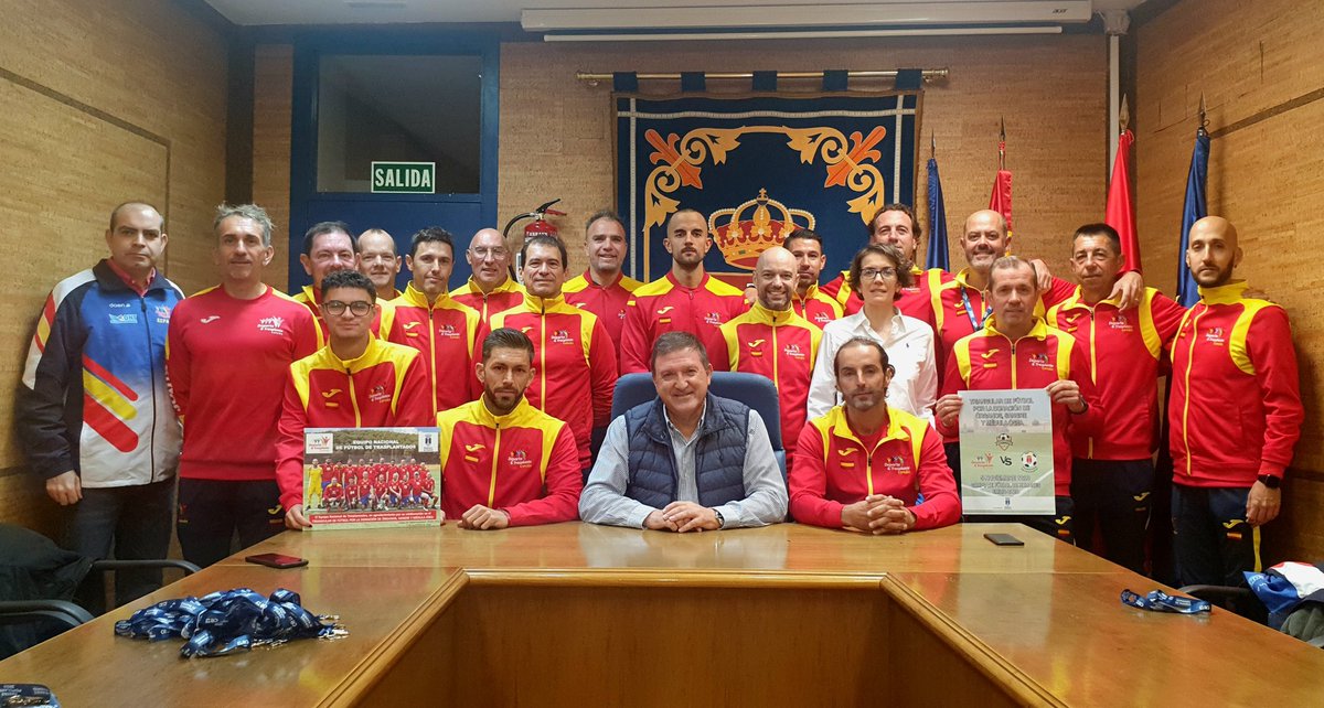 DyTEspana's tweet photo. Ayto. de Humanes de Madrid.
Agradecer a su Alcalde D. José Antonio Sánchez su cálido recibimiento al equipo Nacional de fútbol ⚽️ de DyTE.
#DonaÓrganos
#DonaMédulaÓsea
#wtpf
#díaeuropeodeldonante
#poweredbythegiftoflife
#dejahuella
@aythumanes
@ont_donacionytrasplante https://t.co/pjnc9SFr87