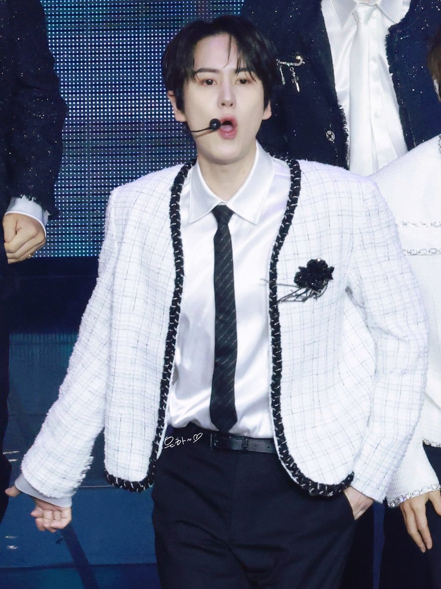 haru_upup's tweet photo. 231104 규현 1t’s 8lue 18주년 팬미팅

🤍🖤🤍

#규현 #슈퍼주니어 #KYUHYUN #SUPERJUNIOR #圭贤 #キュヒョン https://t.co/Y7WYz8EYOb