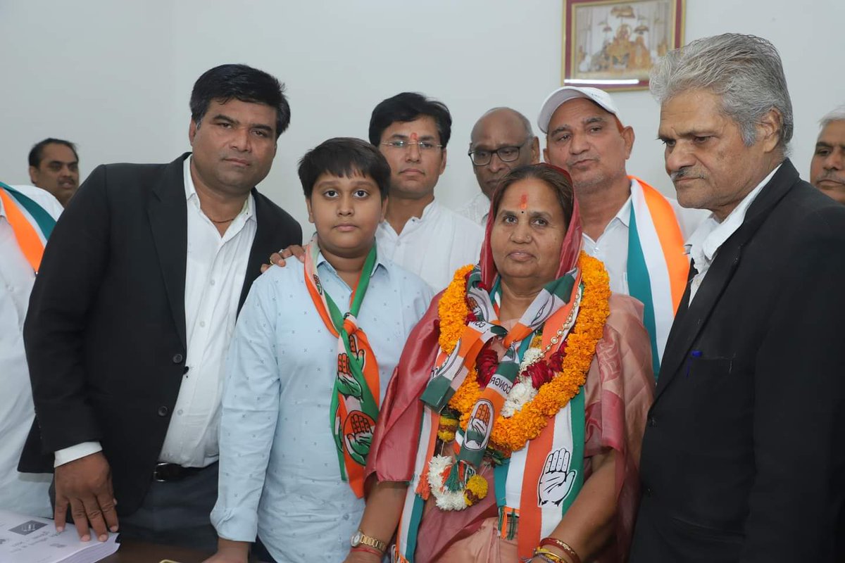 हार्दिक आभार एवं अभिनंदन
धन्यवाद बगरू परिवार।
 
आज आप सभी के आशीर्वाद  के साथ बगरू विधानसभा से नामांकन दाखिल किया। इस दौरान नामांकन सभा में बगरू विधानसभा परिवार की देवतुल्य जनता का अपार सहयोग और समर्थन मिला। मैं मेरे बगरू परिवार का  आभार और धन्यवाद व्यक्त करती हू।