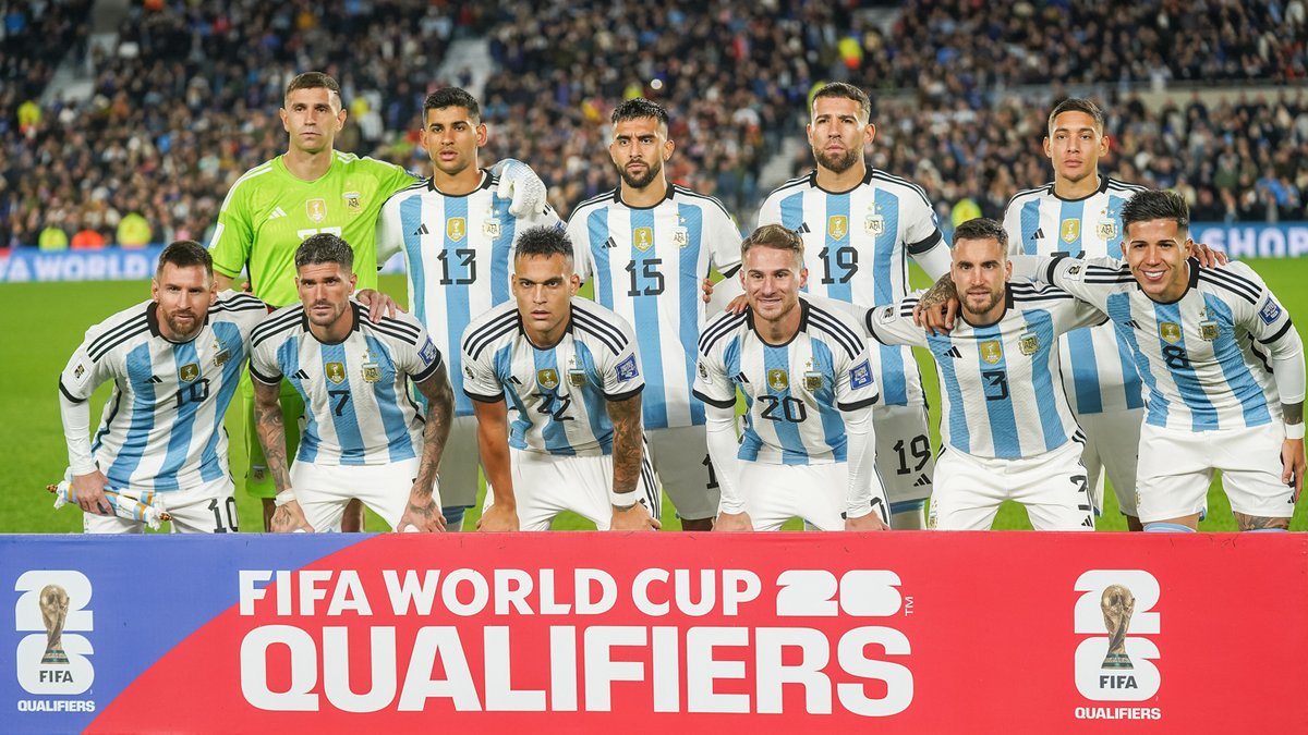 ActuFoot_'s tweet photo. 📊 Si l'Argentine 🇦🇷 n'avait pas perdu 2-1 contre l'Arabie Saoudite 🇸🇦 lors de la Coupe du Monde 2022, elle serait sur une 𝘀𝗲́𝗿𝗶𝗲 𝗱𝗲 𝟱𝟬 𝗺𝗮𝘁𝗰𝗵𝗲𝘀 𝗦𝗔𝗡𝗦 𝗗𝗘́𝗙𝗔𝗜𝗧𝗘. ❌🚧

Sans prendre en compte le match contre l'Arabie Saoudite, la dernière défaite de l'Argentine date du 3 juillet 𝟮𝟬𝟭𝟵. 🤯😳