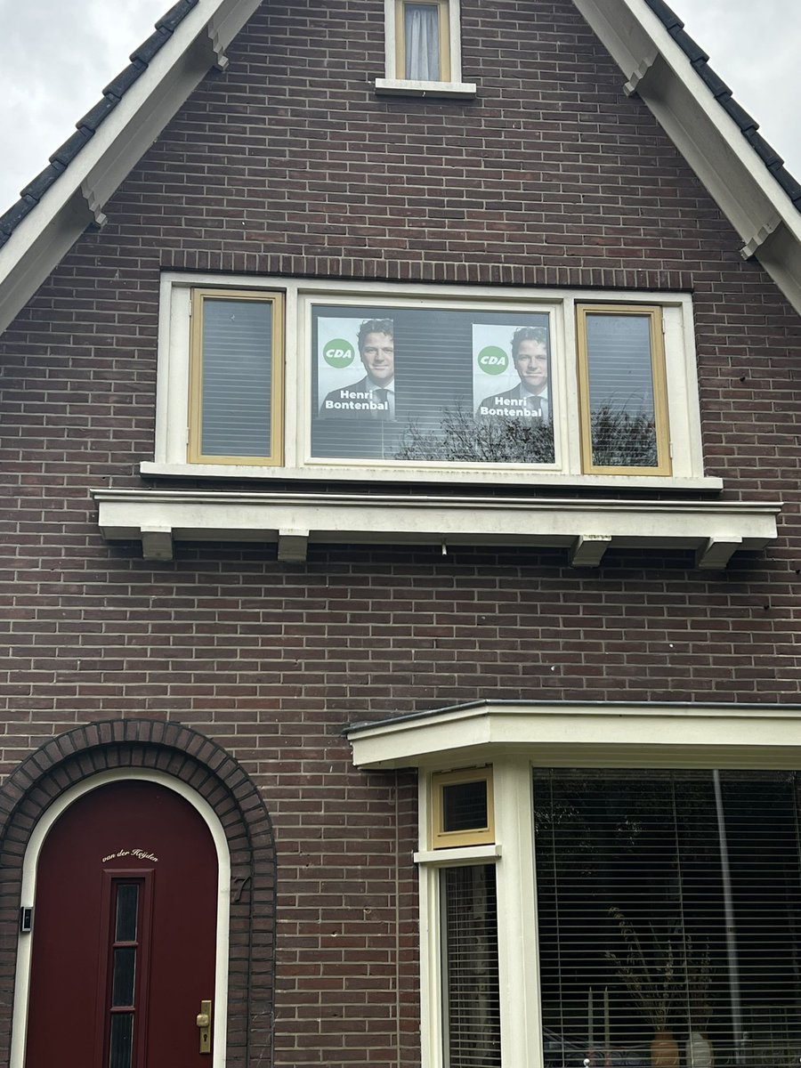 EmmavdHeijden's tweet photo. Nog 18 dagen tot de Tweede Kamerverkiezingen! @HenriBontenbal hangt er vanaf vandaag mooi bij!
#TeamCDA #TeamCDJA #TweedeKamerVerkiezingen #HenriBontenbal https://t.co/6Tuewh3Oaf
