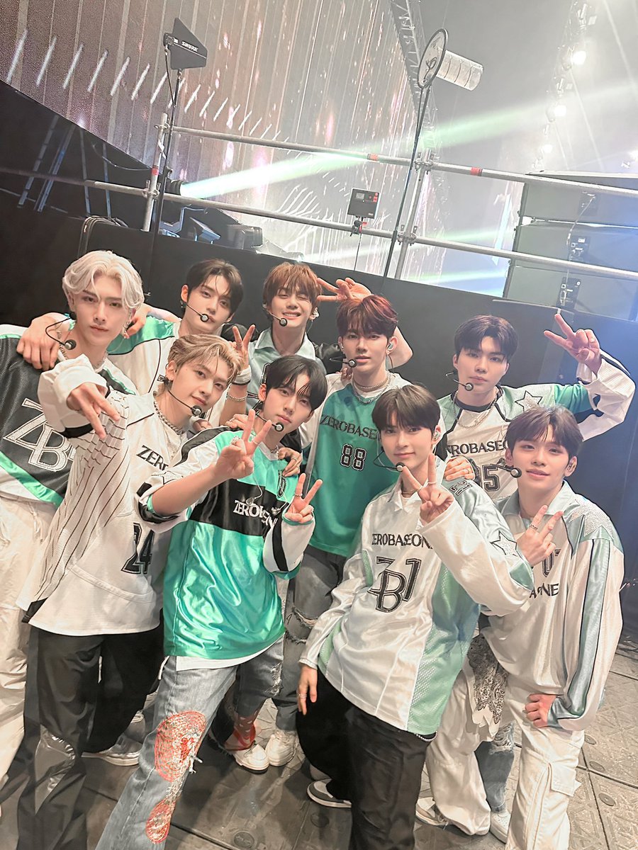 imlivein_hb's tweet photo. 【제로베이스원 스밍 독려 EVENT】
#rt #follow 

안녕하세요🙇🏻 곧 다가올 2집 컴백에 조금이라도 보탬이 되고자… 비록 우주먼지 계정임에도 이벤트 열어봐요

📍11/6~11/16(자정)까지 타이틀 곡 “crush”를 “200회” 이상 스밍 해 주신 분들 중 >>8분께<<
🩵애플뮤직 혹은 점프업 미공포🩵가 포함된 미개봉 디지팩을 보내드립니다! 
(김규빈, 김태래, 리키, 김지웅 한정)

📍참여 방법 :  #rt 후 멘션에 “200회를 넘긴 누적 스밍 횟수”를 캡쳐한 (트위터 아이디 필수) 인증샷을 올려주세요!

📍이벤트 마감은 16일 자정까지, 당발은 18,19일에 하도록 하겠습니다!

📍많은 관심과 참여 부탁드려욧🥺