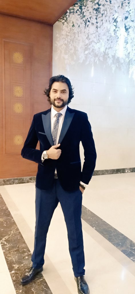 إبتسم في وجه الظروف التي طرأت عليك وتأكد أنها ستطيعك في لحظة ما
اللهم احفظ بلادنا العربيه ❤️