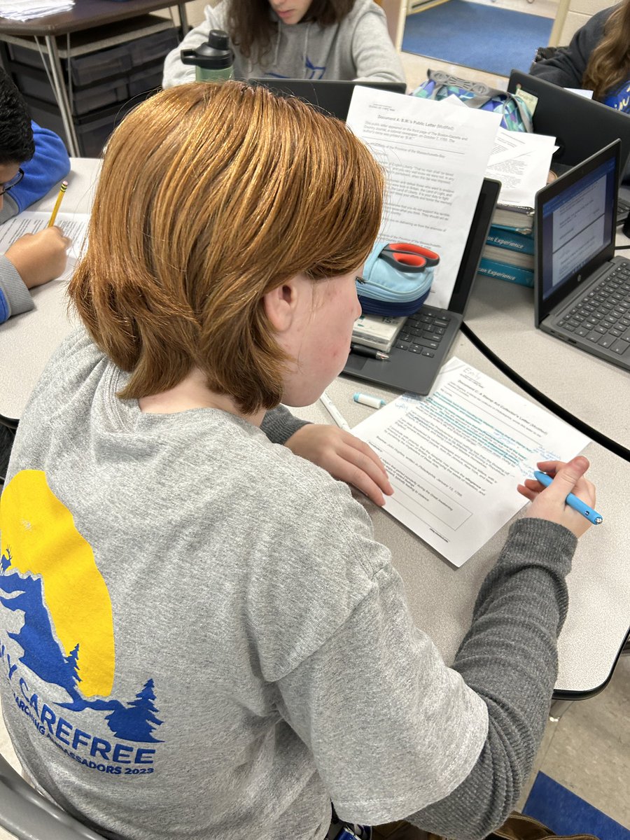 Students annotate a primary source during Social Studies. A great strategy for supporting comprehension. #Elastrategy #nonfictiontext