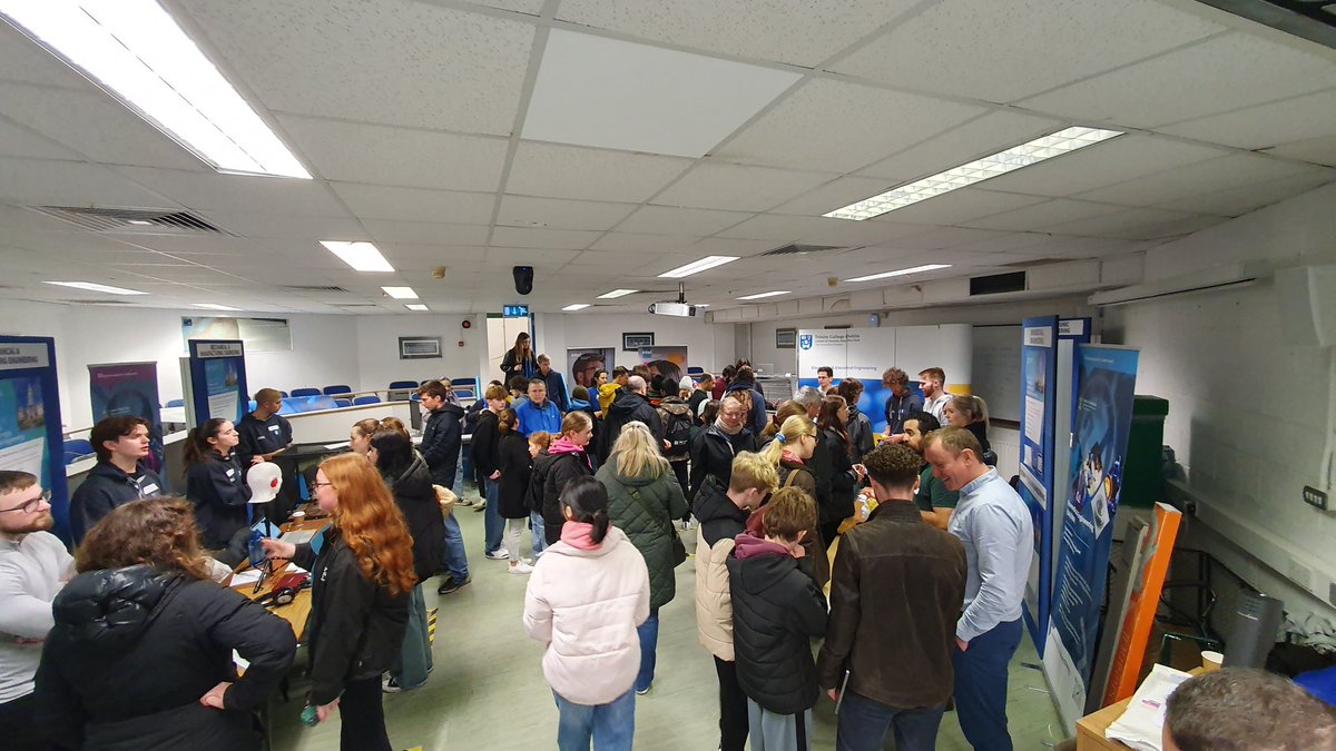 tcdengineering's tweet image. Engineering stands in the Simon Perry building are buzzing with excitement for #TrinityOpenDay. Lots of insightful questions from future engineers.