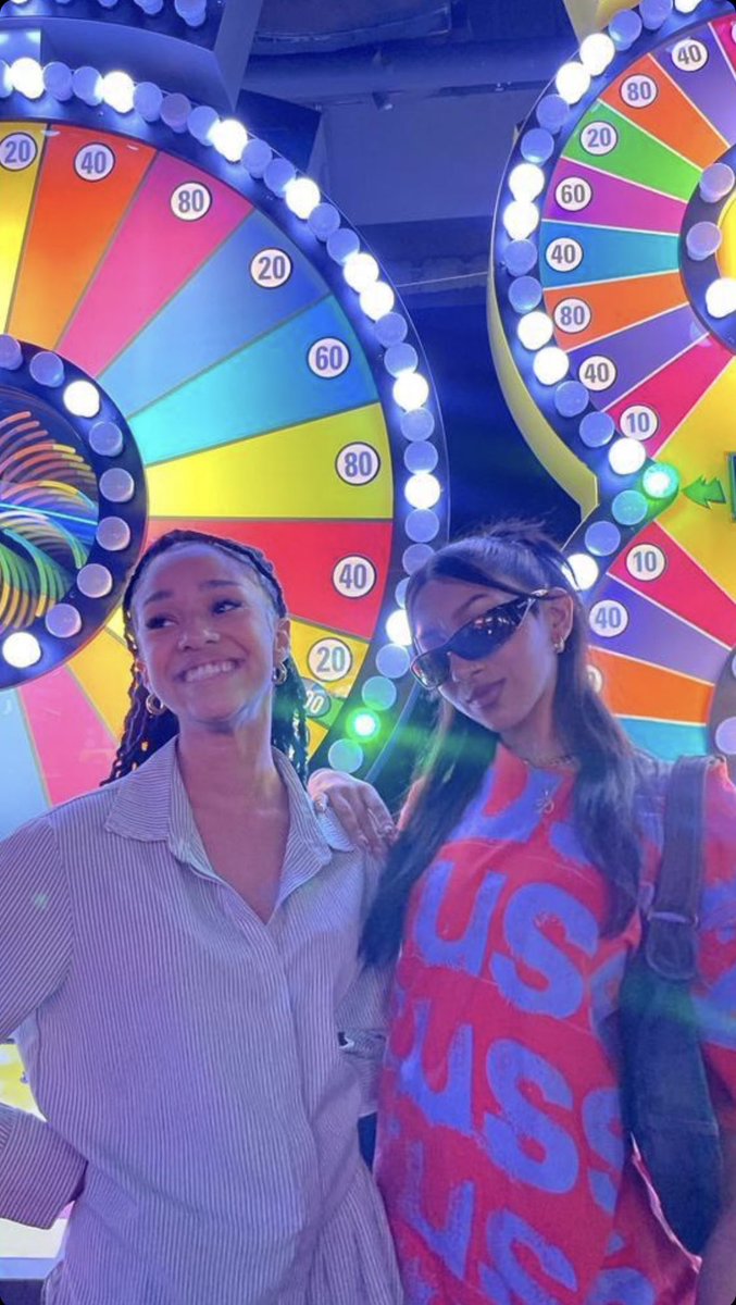 lucky4life_'s tweet photo. They are so cute! Their smiles are so pretty 🥹 (Bitch I’m gagging at manons new hair!!! 🫨🫨🫨)
#manon #lara #mara #lanon #dreamacademy https://t.co/gWGAywyXCa