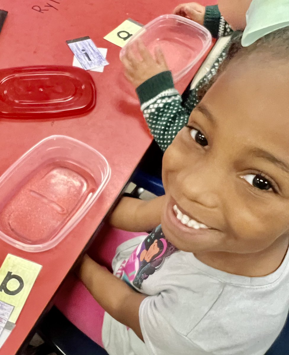 CarlenaSheeran's tweet photo. A fantastic Friday visit to the kindergarten &amp; first grade classrooms @NHESBullpups to see focused, hard working students who are working to become proficient readers! 🙌🏼 #HCSBetterTogether #IMSE #ReadersBecomeLeaders #ProficientReaders https://t.co/H5nmShVkj6