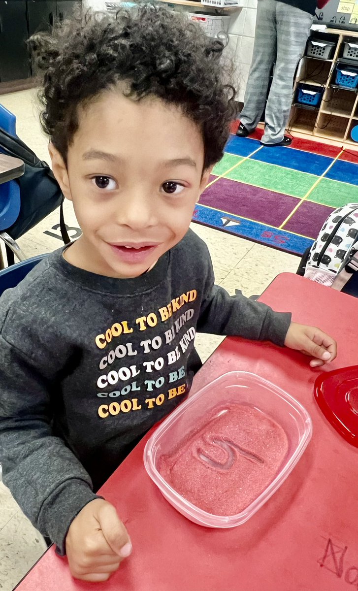 CarlenaSheeran's tweet photo. A fantastic Friday visit to the kindergarten &amp; first grade classrooms @NHESBullpups to see focused, hard working students who are working to become proficient readers! 🙌🏼 #HCSBetterTogether #IMSE #ReadersBecomeLeaders #ProficientReaders https://t.co/H5nmShVkj6