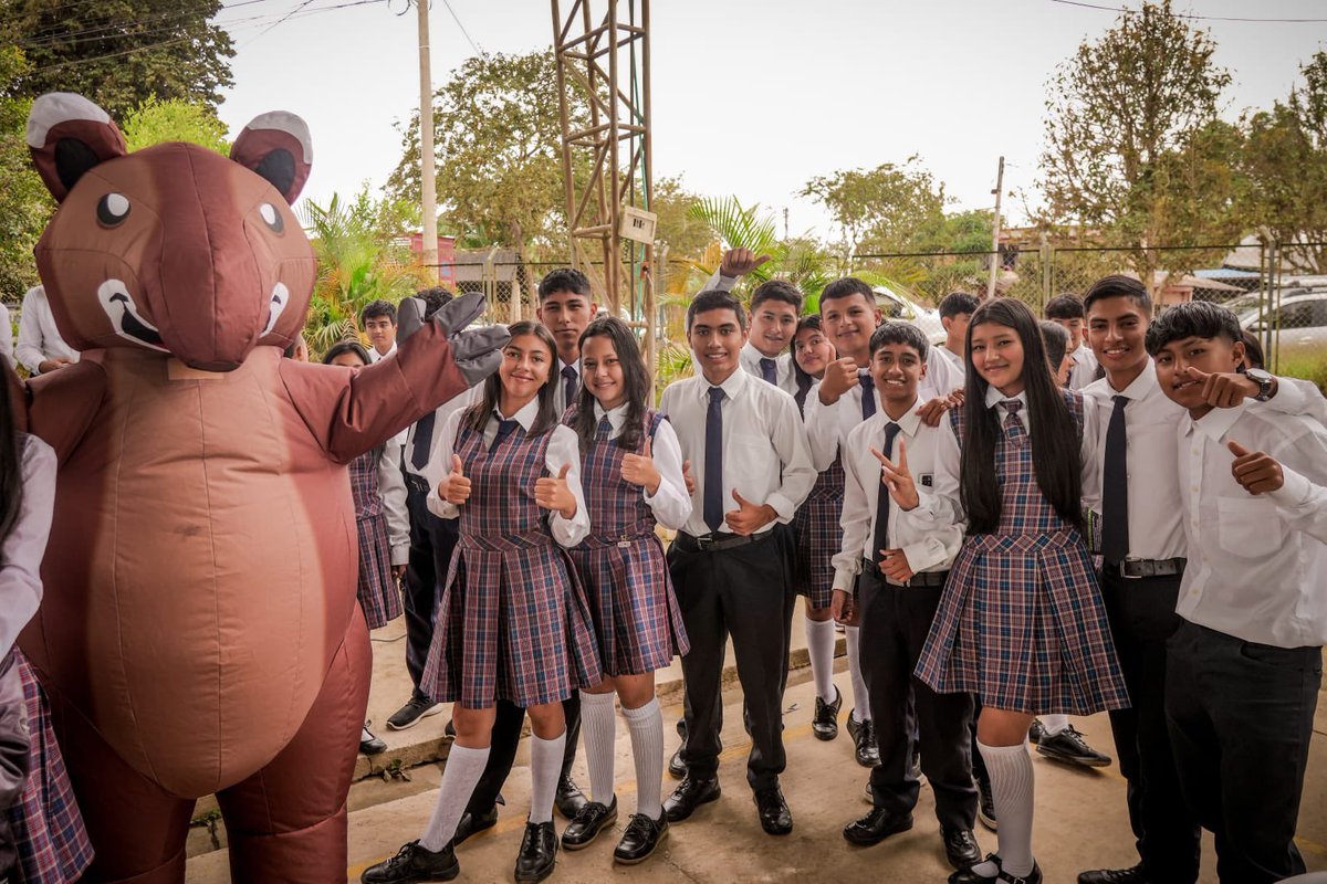 AuroraVergaraF1's tweet photo. ¡La mejor escuela del mundo en educación ambiental está en Pitalito, Huila! Felicitamos a la Institución Educativa Municipal Montessori, sede San Francisco, ganadora del premio @BestSchoolPrize en la categoría ‘Acción Ambiental’. https://t.co/fLn3Z8d7ub