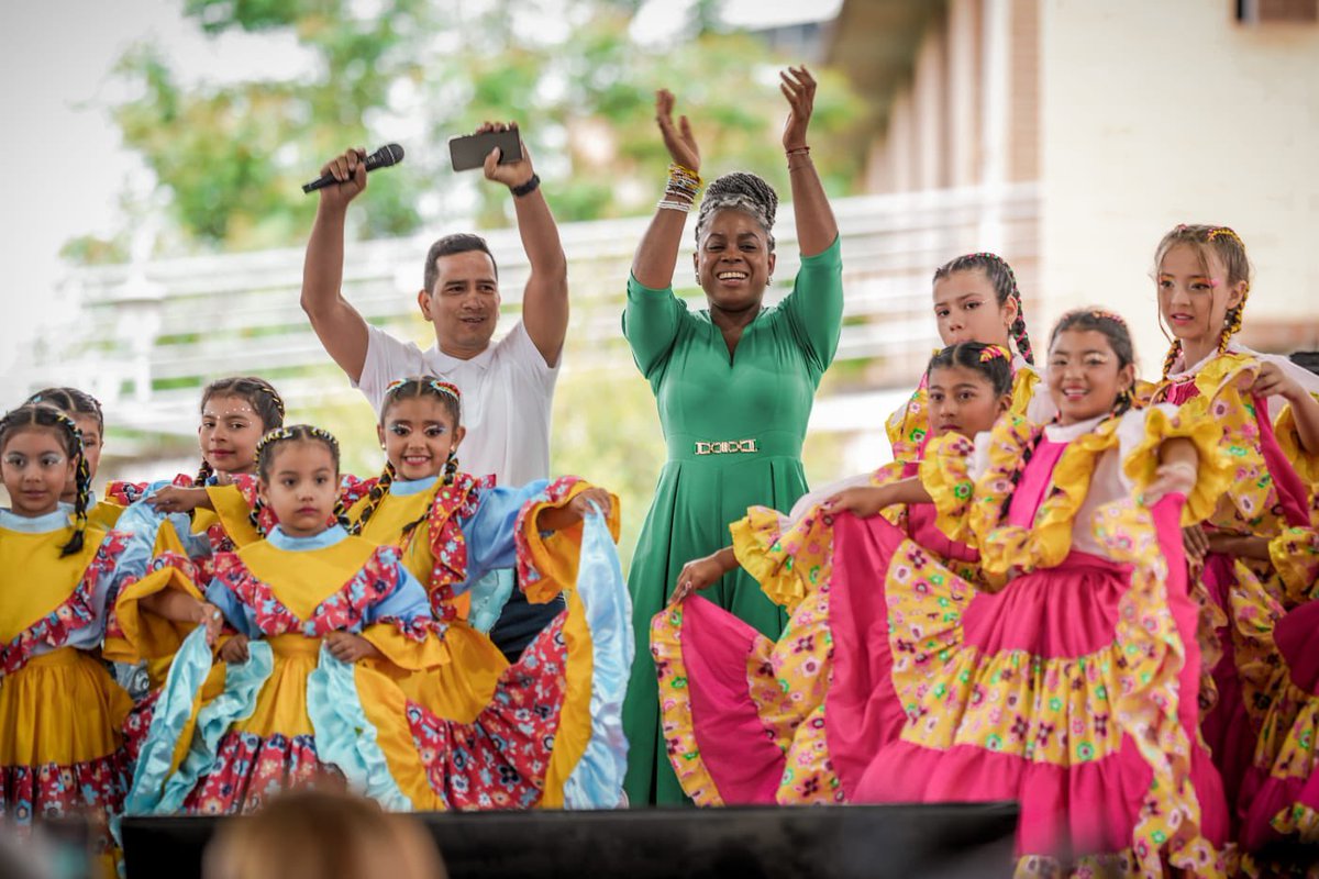 AuroraVergaraF1's tweet photo. ¡La mejor escuela del mundo en educación ambiental está en Pitalito, Huila! Felicitamos a la Institución Educativa Municipal Montessori, sede San Francisco, ganadora del premio @BestSchoolPrize en la categoría ‘Acción Ambiental’. https://t.co/fLn3Z8d7ub