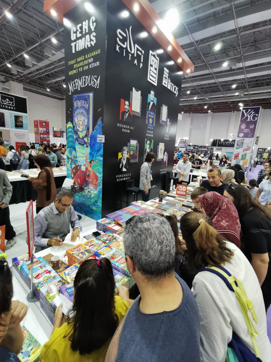 Teşekkürler İzmir… Dolu dolu geçen üç saatlik imza…