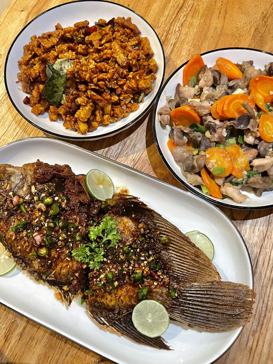 insecuristy's tweet photo. malem minggu, hujan, kamarku yg nyaman, dan makan-makan. 😋 https://t.co/DNxyAqpYbx