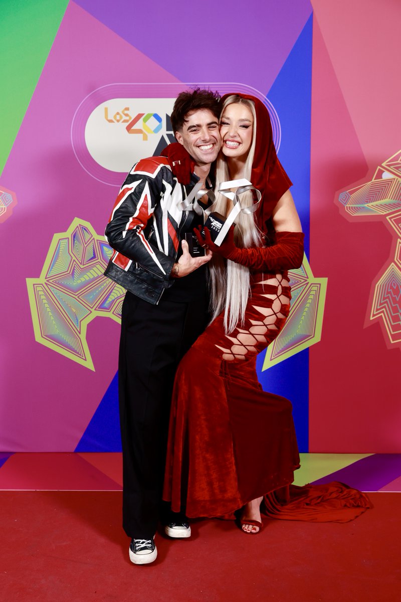 Los40's tweet photo. 🏆ENHORABUENAAAAAAA a todxs los GANADORES de #LOS40MusicAwardsSantander 🎶 Descubre todos los detalles de la noche en https://t.co/AW1KmRgCUB https://t.co/mkKYfICq5M