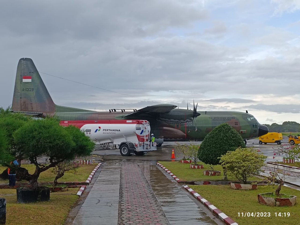 _TNIAU's tweet photo. "Road To Support Gaza: Hercules TNI AU Landing Pertama Di Banda Aceh Misi Kemanusiaan Bela Palestina"

Dalam perjalanan yang menandai langkah awal dari misi kemanusiaan yang sangat penting, pesawat Hercules TNI AU yang membawa bantuan kemanusiaan untuk Palestina telah tiba dengan selamat di Lanud Sultan Iskandar Muda, Banda Aceh, Sabtu (4/11/2023). Kedatangan pesawat ini menandai tahap pertama dalam perjalanan menuju El Arish, Mesir, sebagai bagian dari upaya membantu rakyat Palestina yang memerlukan.

Misi pengiriman bantuan ini menunjukkan komitmen kuat Indonesia untuk membantu negara-negara yang membutuhkan, dan dalam hal ini, Palestina. Rute penerbangan untuk misi ini adalah perjalanan yang rumit dan membutuhkan kerja sama yang kuat antara berbagai instansi.

Dalam perincian rute penerbangan, Hercules TNI AU akan melakukan transit di Yangoon, Myanmar, sebelum melanjutkan perjalanan ke New Delhi, India, dan kemudian ke Abu Dhabi, Uni Emirat Arab. Dari sana, pesawat akan melanjutkan perjalanan ke Jeddah, Arab Saudi, sebelum akhirnya mencapai tujuannya di El Arish, Mesir.

Kolaborasi antar instansi yang solid telah menjadi kunci bagi kelancaran proses pengiriman bantuan. Ini adalah upaya bersama yang melibatkan TNI AU, pemerintah daerah, dan berbagai badan terkait dalam memastikan bahwa bantuan kemanusiaan dapat disampaikan dengan sukses ke Palestina.

Misi ini adalah bagian dari upaya global untuk memberikan dukungan dan bantuan kepada rakyat Palestina yang menderita dampak konflik dan krisis kemanusiaan. Dengan tiba di Banda Aceh, pesawat Hercules TNI AU membawa harapan dan solidaritas bagi mereka yang membutuhkan bantuan yang mendesak.

Selanjutnya, Hercules TNI AU akan melanjutkan perjalanan menuju destinasi akhirnya, El Arish, Mesir, untuk mengantarkan bantuan kemanusiaan yang sangat diharapkan oleh rakyat Palestina. Ini adalah langkah awal yang mengekspresikan tekad Indonesia untuk membantu dalam situasi yang memerlukan bantuan kemanusiaan.