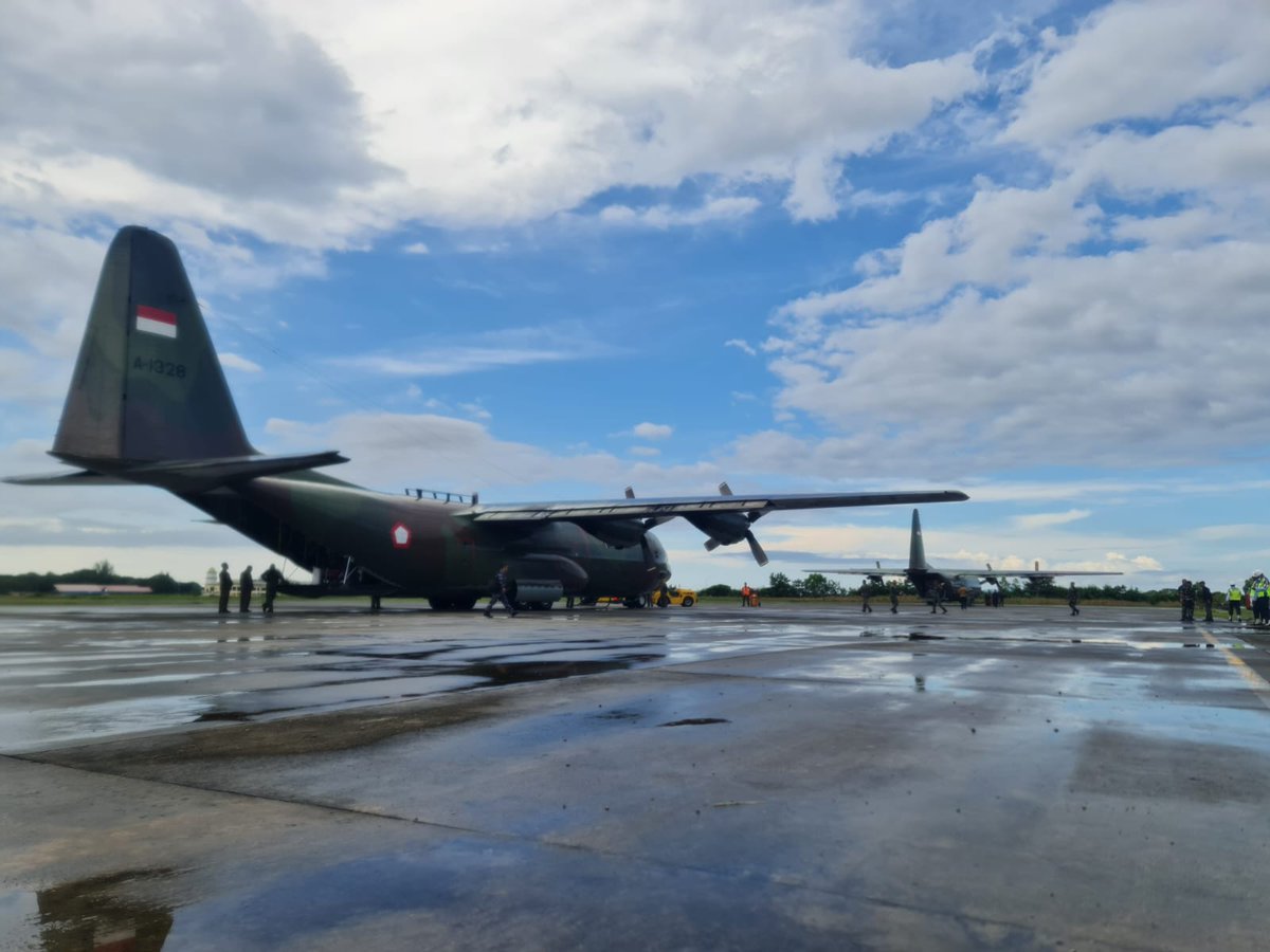 _TNIAU's tweet photo. "Road To Support Gaza: Hercules TNI AU Landing Pertama Di Banda Aceh Misi Kemanusiaan Bela Palestina"

Dalam perjalanan yang menandai langkah awal dari misi kemanusiaan yang sangat penting, pesawat Hercules TNI AU yang membawa bantuan kemanusiaan untuk Palestina telah tiba dengan selamat di Lanud Sultan Iskandar Muda, Banda Aceh, Sabtu (4/11/2023). Kedatangan pesawat ini menandai tahap pertama dalam perjalanan menuju El Arish, Mesir, sebagai bagian dari upaya membantu rakyat Palestina yang memerlukan.

Misi pengiriman bantuan ini menunjukkan komitmen kuat Indonesia untuk membantu negara-negara yang membutuhkan, dan dalam hal ini, Palestina. Rute penerbangan untuk misi ini adalah perjalanan yang rumit dan membutuhkan kerja sama yang kuat antara berbagai instansi.

Dalam perincian rute penerbangan, Hercules TNI AU akan melakukan transit di Yangoon, Myanmar, sebelum melanjutkan perjalanan ke New Delhi, India, dan kemudian ke Abu Dhabi, Uni Emirat Arab. Dari sana, pesawat akan melanjutkan perjalanan ke Jeddah, Arab Saudi, sebelum akhirnya mencapai tujuannya di El Arish, Mesir.

Kolaborasi antar instansi yang solid telah menjadi kunci bagi kelancaran proses pengiriman bantuan. Ini adalah upaya bersama yang melibatkan TNI AU, pemerintah daerah, dan berbagai badan terkait dalam memastikan bahwa bantuan kemanusiaan dapat disampaikan dengan sukses ke Palestina.

Misi ini adalah bagian dari upaya global untuk memberikan dukungan dan bantuan kepada rakyat Palestina yang menderita dampak konflik dan krisis kemanusiaan. Dengan tiba di Banda Aceh, pesawat Hercules TNI AU membawa harapan dan solidaritas bagi mereka yang membutuhkan bantuan yang mendesak.

Selanjutnya, Hercules TNI AU akan melanjutkan perjalanan menuju destinasi akhirnya, El Arish, Mesir, untuk mengantarkan bantuan kemanusiaan yang sangat diharapkan oleh rakyat Palestina. Ini adalah langkah awal yang mengekspresikan tekad Indonesia untuk membantu dalam situasi yang memerlukan bantuan kemanusiaan.