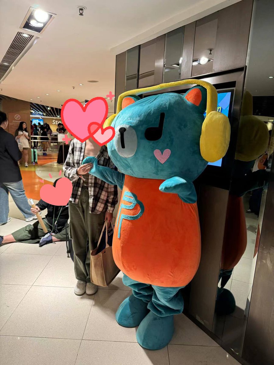 PPW_Forever_CN's tweet photo. We hoped you all liked the surprise🥰🥰🥰
We thought having Permpoon here would bring joy🧡🤍❤️

 #PondPhuwin1stFMinHK

https://t.co/rSShpaQAQI https://t.co/V4Ri0r7YSL