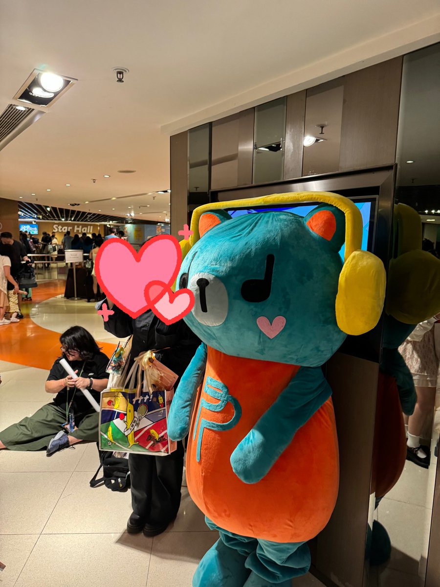 PPW_Forever_CN's tweet photo. We hoped you all liked the surprise🥰🥰🥰
We thought having Permpoon here would bring joy🧡🤍❤️

 #PondPhuwin1stFMinHK

https://t.co/rSShpaQAQI https://t.co/V4Ri0r7YSL