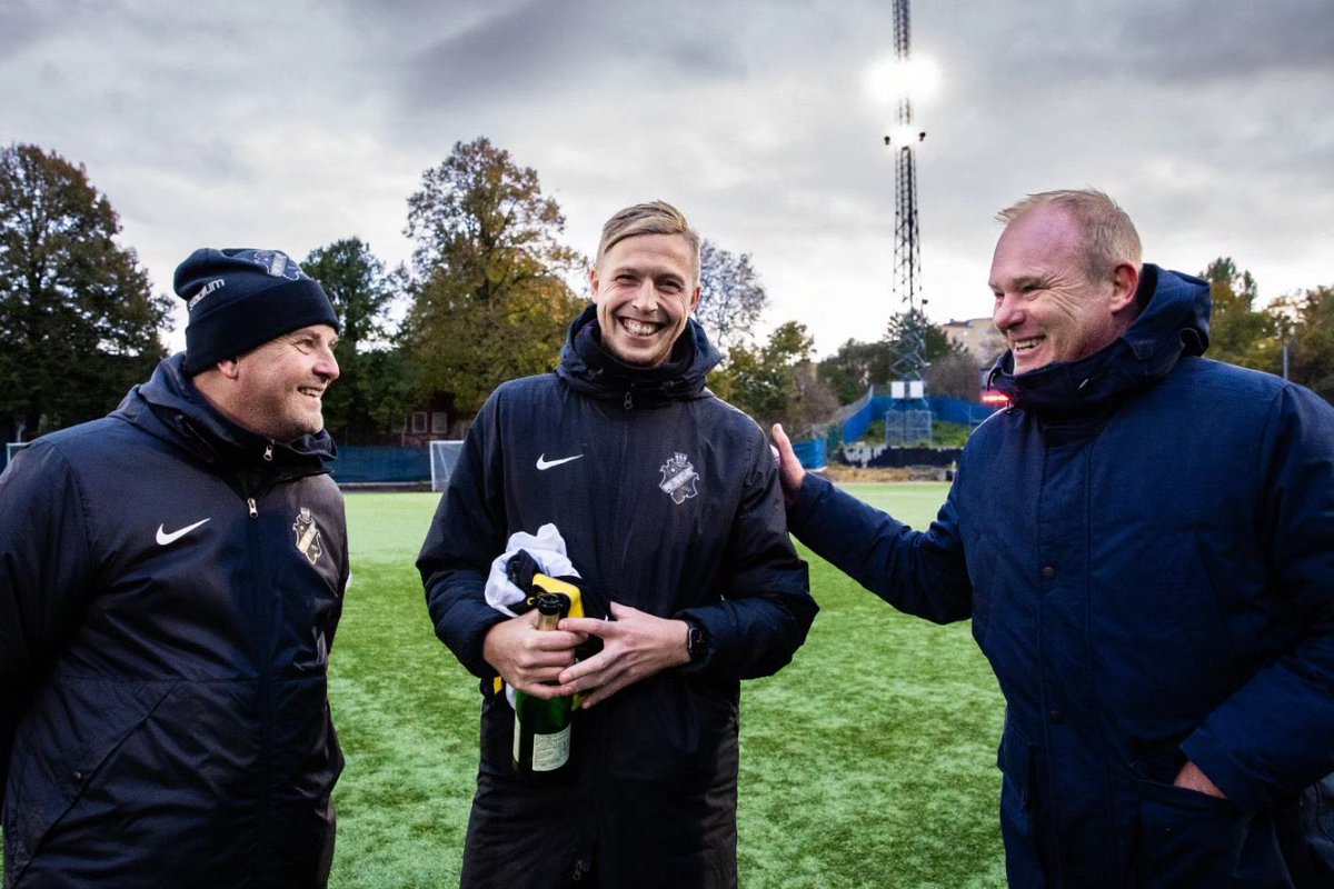 Bäst i Sverige! Listan med spelare på proffsnivå under dina vingar kan göras lång. Över 15 år som tränare i AIK samtidigt som du jobbar heltid i en helt annan bransch på sidan, stort grattis Farsan &amp; Limpinho 🌟🌟