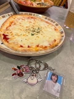 dsk1048's tweet photo. あとライブ後に食べるサイゼって気絶するほどうまいんだねぇ〜〜〜〜〜🍕

でもって割と空いてたねぇ〜〜〜 https://t.co/DeS0UDSZTO
