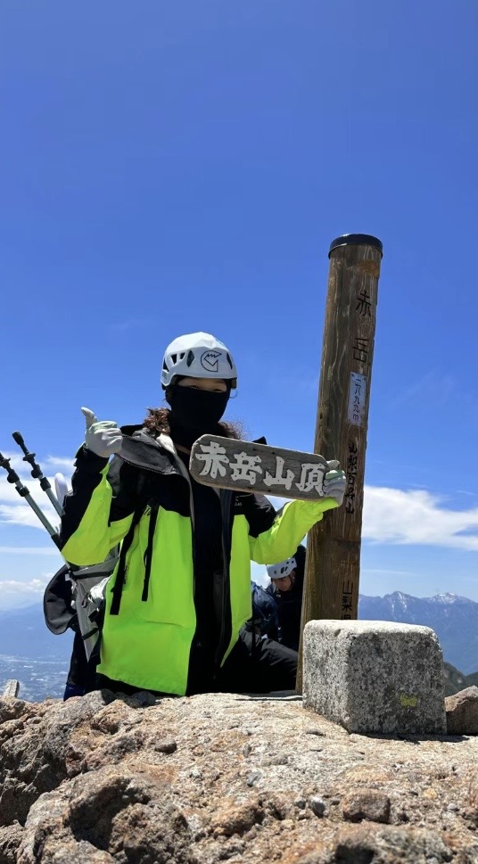 theamthyrith's tweet photo. 八ヶ岳の赤岳に日帰りで行ってきました。
朝3時に家出発のハードなスケジュールでしたが、見事な天気となり富士山もバッチリ拝めました♪
頂上での山飯は、炊きたてご飯に目玉焼き乗せカレー！ちょっと失敗したけど美味かった😋🙋‍♀️
#百名山 
#赤岳
#山に登る https://t.co/hVq2RAw2JZ