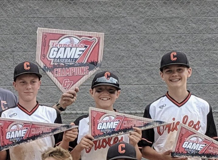 KelleyR_27's tweet photo. Flipped through some old photos today. Saw these ballers standing next to one another in a Championship photo. Who would have thought 5-6 years ago that these three would all have an opportunity to play D1 baseball at @AlabamaBSB, @VandyBoys and @UEAthleticsBASE.  What a team… https://t.co/h14CALYjFV