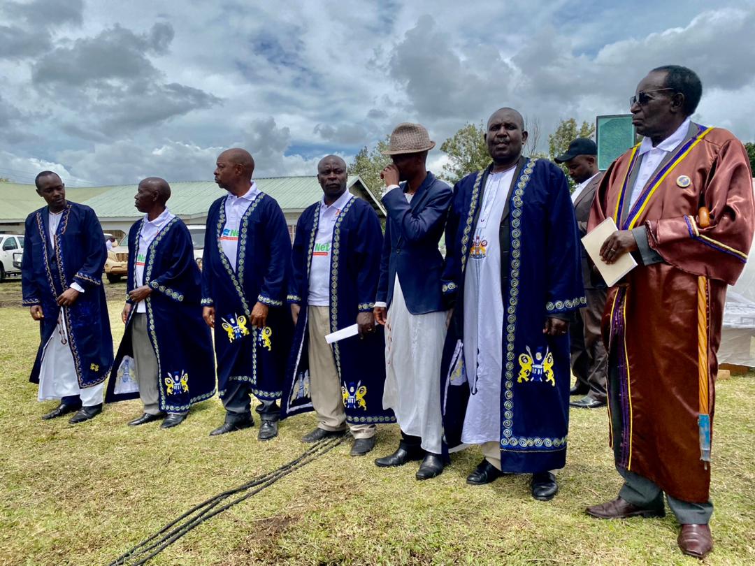 GloriaJAbba's tweet photo. #MOHatWork
Dr @henrymwebesa the director of general health services, @MinofHealthUG joined the LG officials, under secretary, malaria control programme manager @opigojimmy &amp; partners from @GlobalFund to launch the mosquito net distribution in Tooro Region. #SleepUnderTheNetUG https://t.co/8CFc7VBPSB