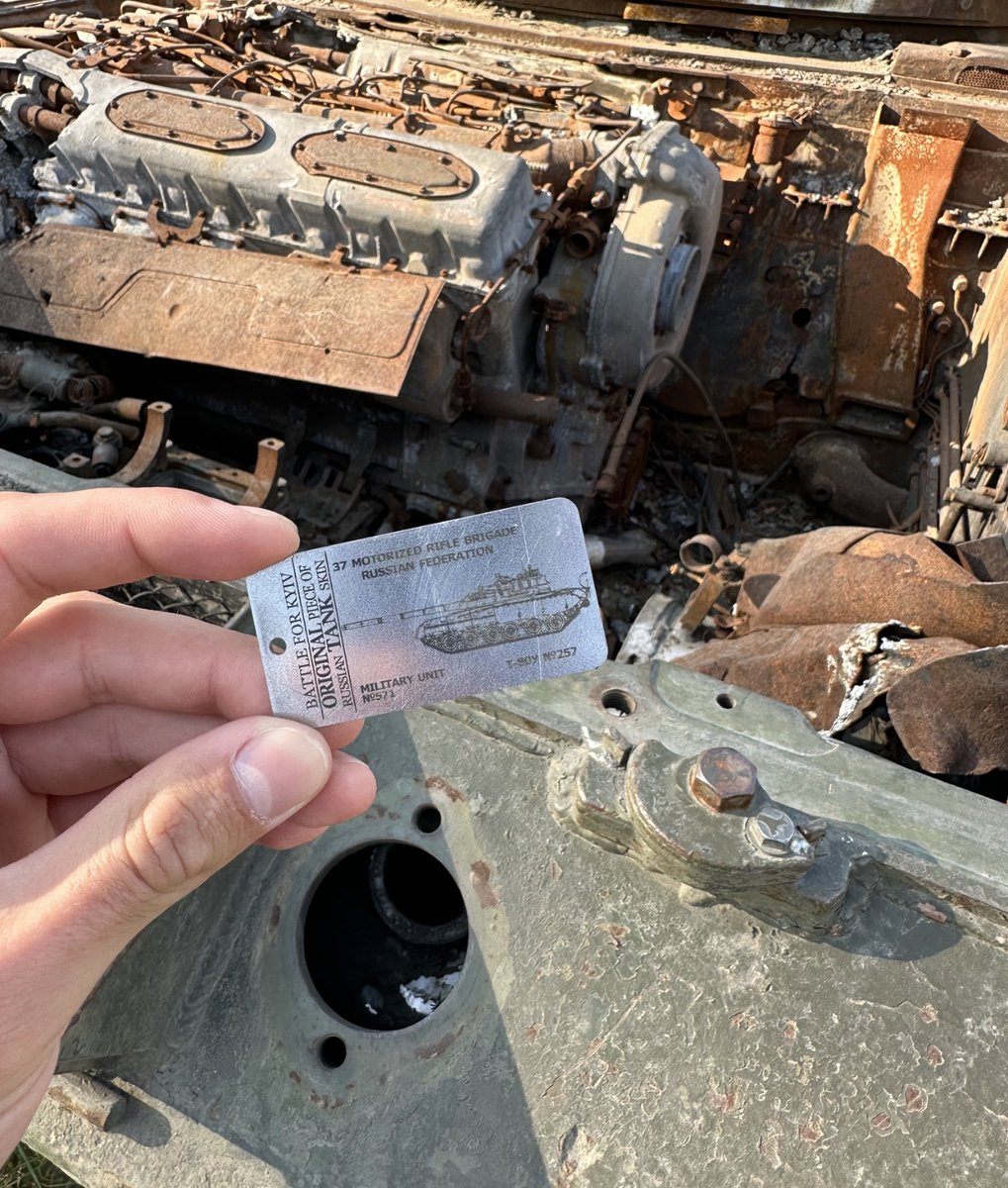 Part of the destroyed Russian T-80U tank. The keychain is made of recycled armor steel from the destroyed tank.

More on our website: createdinukraine.com

#UkraineRussiaWar #Ukraine #EU #UkraineWillWin #DefenceCentral