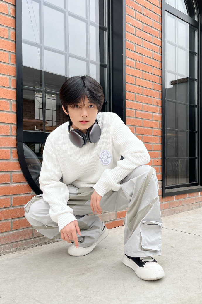 LStudio1007's tweet photo. LIN HANZHONG WEIBO UPDATE 110423
#LIFEinPICTURE
Have a nice weekend.🥳 Here is little #LIN who is working hard to practice taking selfies 🙇♂️
weibo:
https://t.co/W3k5NiDSLH
#LinHanZhong #FourHolyBeast #ChromosomeTrainee https://t.co/p6ijgH1oAm