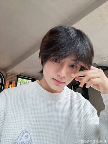 LStudio1007's tweet photo. LIN HANZHONG WEIBO UPDATE 110423
#LIFEinPICTURE
Have a nice weekend.🥳 Here is little #LIN who is working hard to practice taking selfies 🙇♂️
weibo:
https://t.co/W3k5NiDSLH
#LinHanZhong #FourHolyBeast #ChromosomeTrainee https://t.co/p6ijgH1oAm