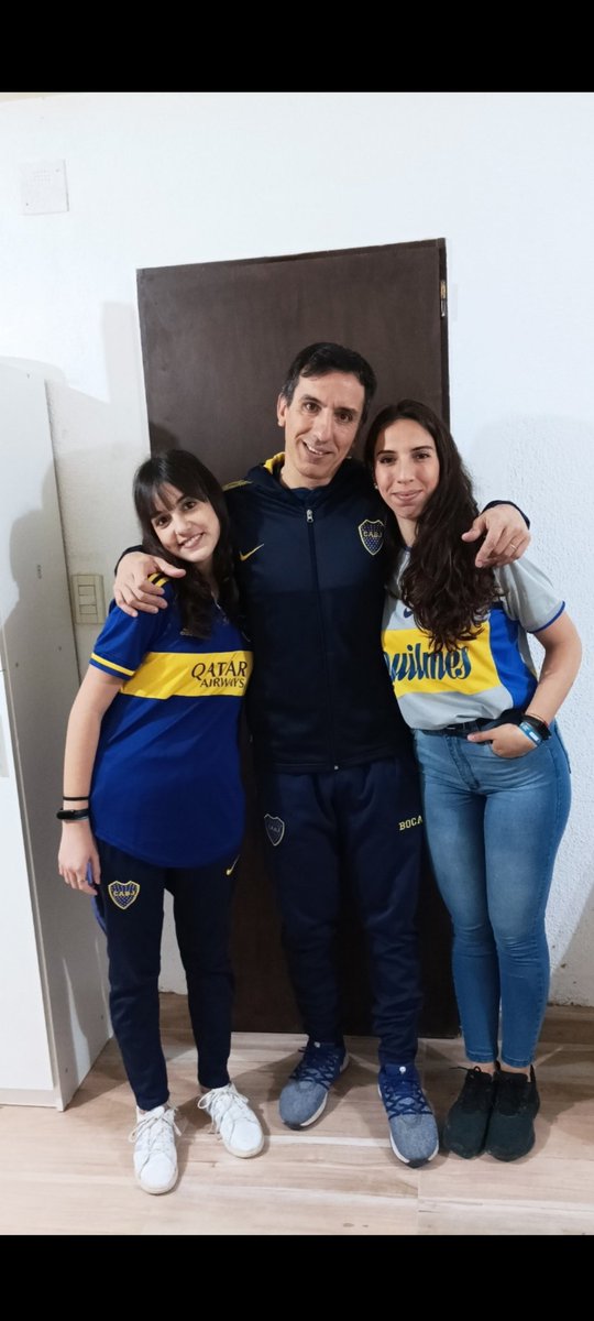 vange3003's tweet photo. @todonoticias Buenos días .Maitena ,Paulina y Gustavo alentando a Boca !!!!!⚽♥️ https://t.co/7OioA8I7Pr