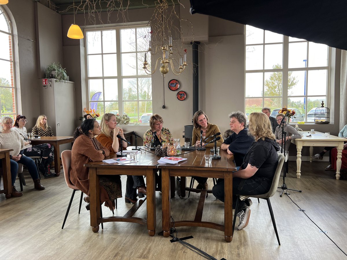 Een prachtig open en eerlijk gesprek over seksueel geweld in Oostwold deze ochtend. Met aan tafel een welzijnswerker, ervaringsdeskundige, huisarts en theatermaakster. Gehost door burgemeester @cryfke en <a href="/RCGOG_Hamer/">Regeringscommissaris</a>! Hier doen we het voor; samen het taboe doorbreken!
