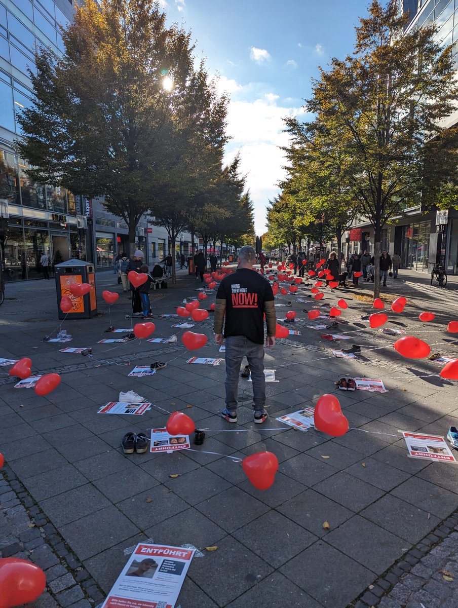 IsraelinGermany's tweet photo. Auch heute, vier Wochen nach dem grausamen Terrorangriff der Hamas auf Israel, erinnert wieder eine Installation von israelischen Freiwilligen in der Wilmersdorfer Straße an die 242 Personen, die als vermisst oder entführt gelten.
Wir werden nicht ruhen, bis alle Geiseln wieder zu Hause sind!
BRING THEM HOME NOW!