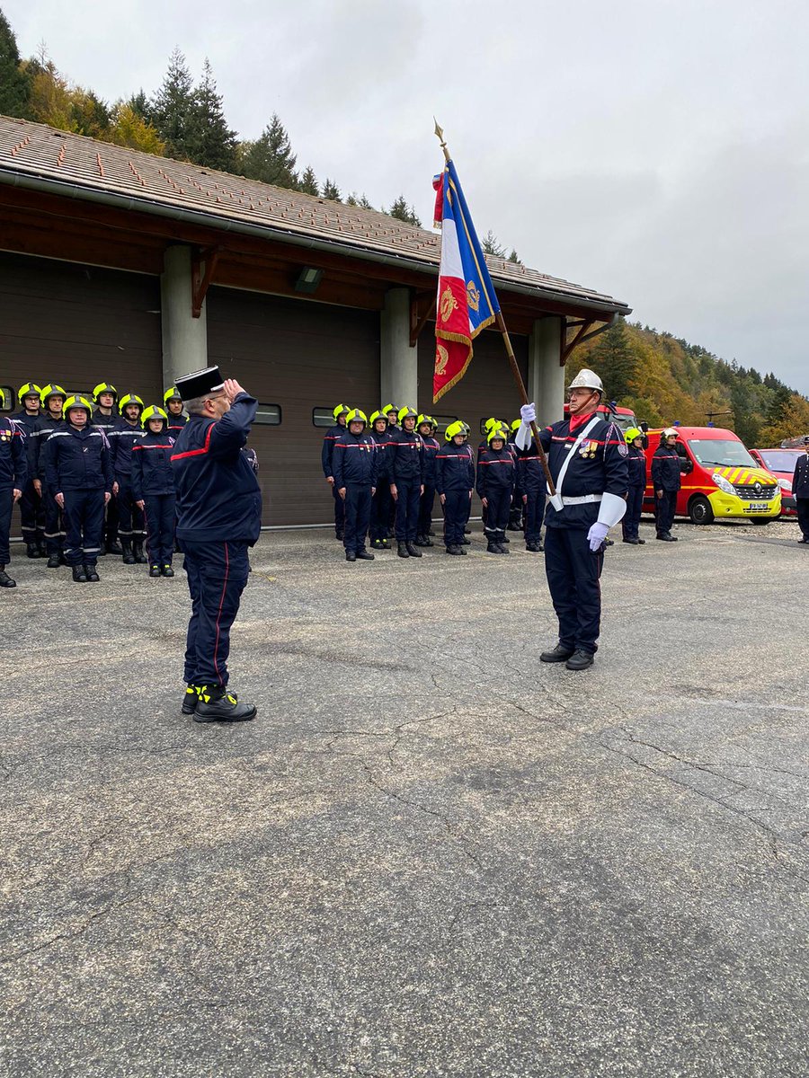 sdis38's tweet photo. ℹ️ Ce samedi matin, passation de commandement de la caserne de Monestier-de-Clermont et du centre Trièves, sous l'autorité du col D. Favard, DDA, en présence de M.-N. Battistel, députée ; F. Puissat, sénatrice ; A. Gérin, PCASDIS ; E. Furmanczak, maire ; ltn J. Roux de @udsp_38. https://t.co/Qv4crvjxQl